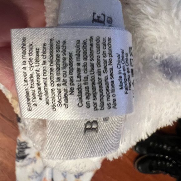 Berkshire home cozy blanket, perfect for the cold days of winter - Picture 4 of 5